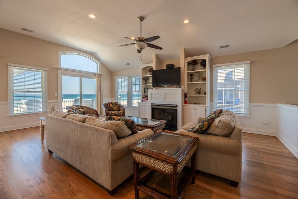 Hidden Treasure - Nags Head MP 16, Oceanfront, Private Beach Access, Pool, Hot Tub, Pool Table, Pets OK House in Whalebone