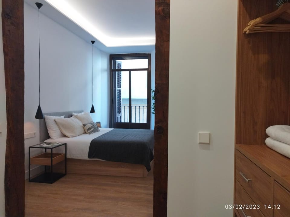 Bed, Bedroom, towels, wardrobe