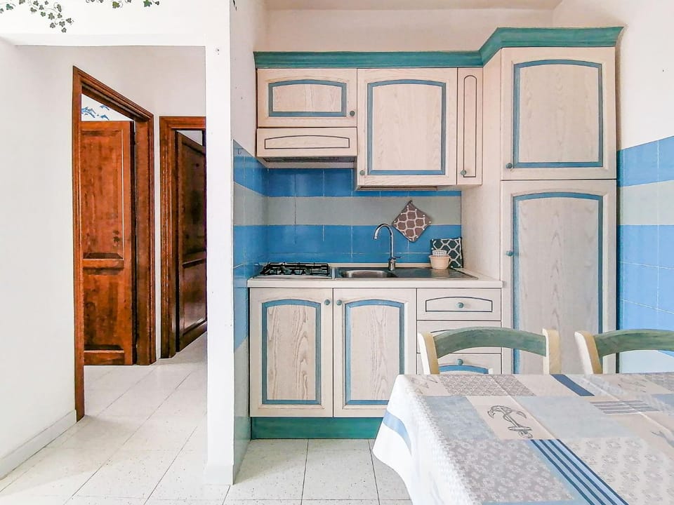 Kitchen or kitchenette, Dining area, stove