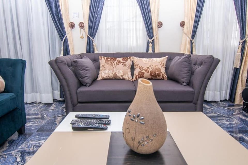 Spacious & Homely 3BR Serviced Flat in Ogudu, Lagos - with less than 20min drive to/fro the International Airport Apartment in Lagos
