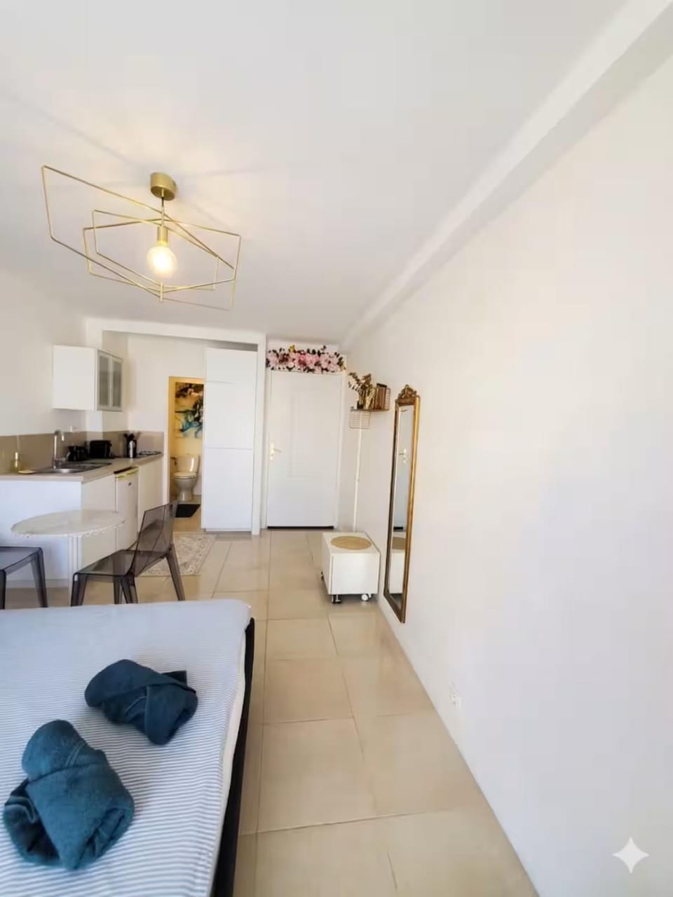 Cannes Centre Studio Lumineux et Cosy, 9 Min du Palais et des Plages, avec Balcon, Clim Apartment in Cannes