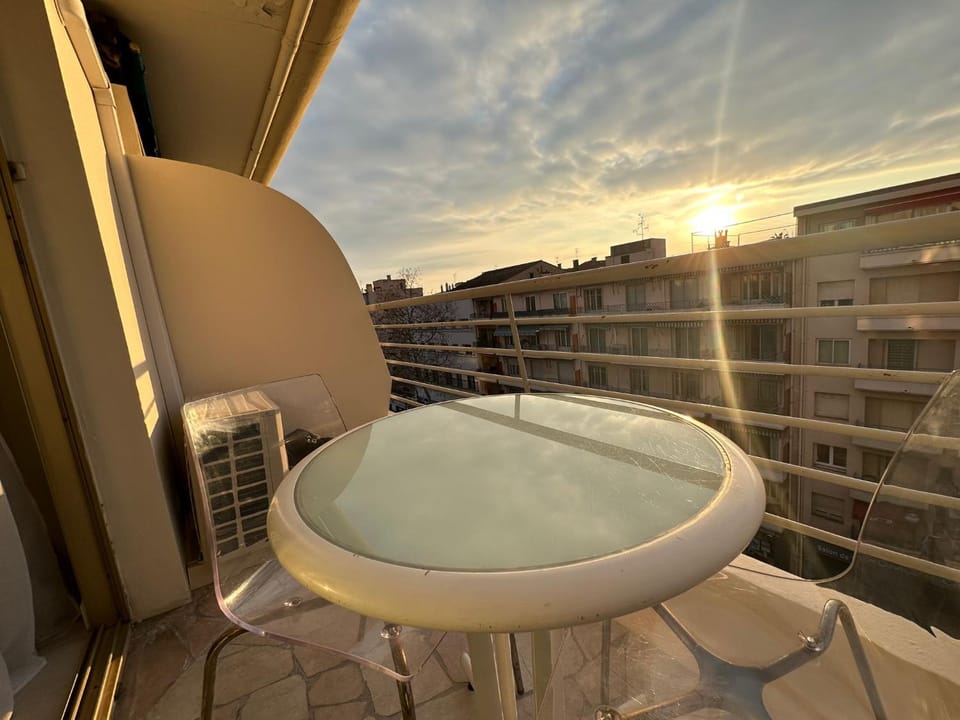Cannes Centre Studio Lumineux et Cosy, 9 Min du Palais et des Plages, avec Balcon, Clim Apartment in Cannes