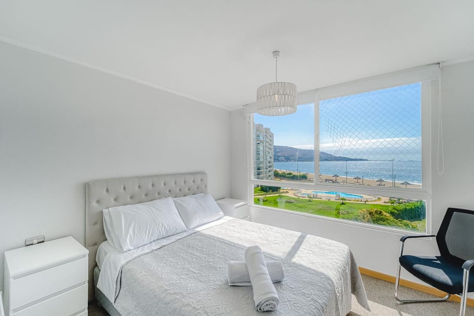 Photo of the whole room, Sea view