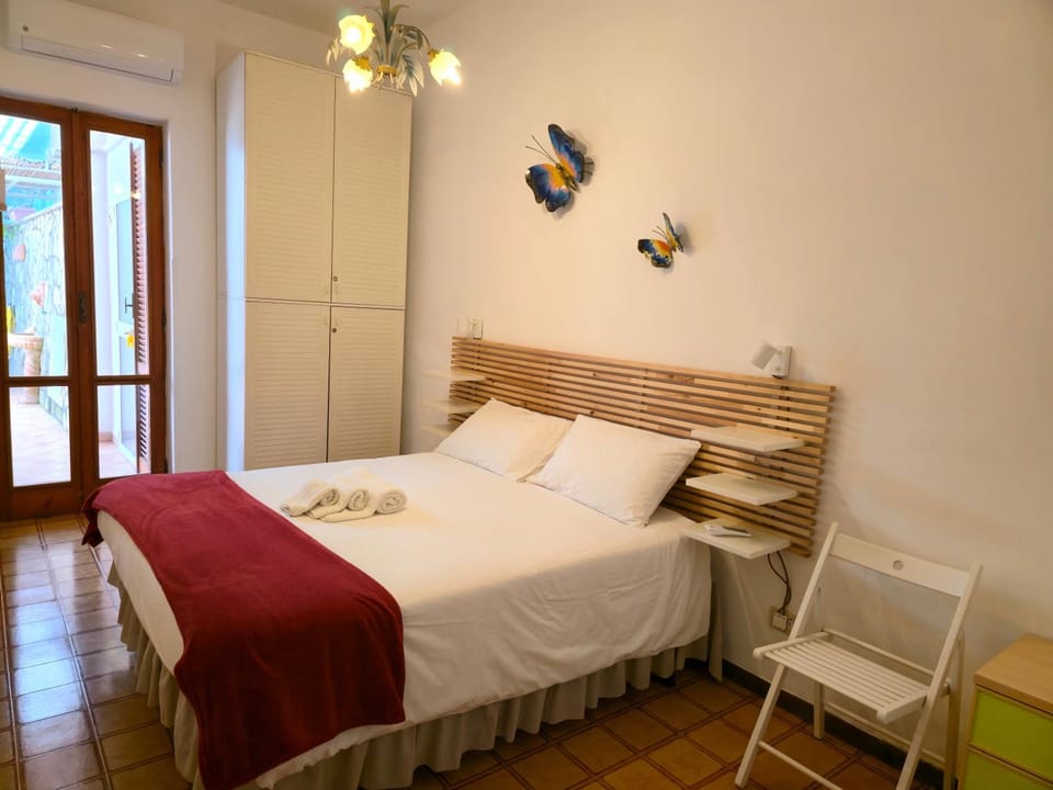 Bed, Balcony/Terrace, Photo of the whole room, Bedroom, towels, wardrobe, air conditioner