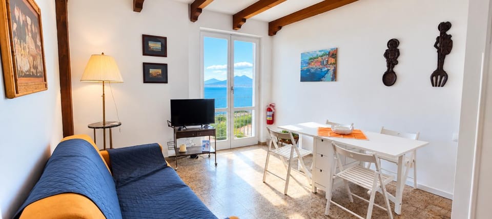 TV and multimedia, Living room, Decorative detail, Seating area, Dining area, Sea view
