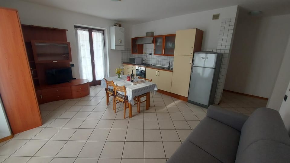 Kitchen or kitchenette, minibar, stove