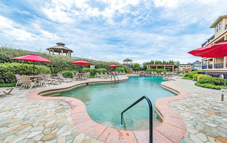 Good Trouble - Croatan Surf Club, Ocean View, Indoor and Outdoor Pool, Hot Tub, Pets Ok, YR Flex House in Kill Devil Hills