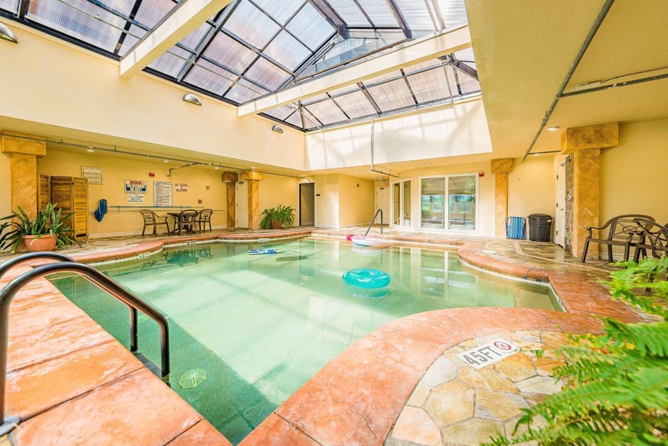 Good Trouble - Croatan Surf Club, Ocean View, Indoor and Outdoor Pool, Hot Tub, Pets Ok, YR Flex House in Kill Devil Hills