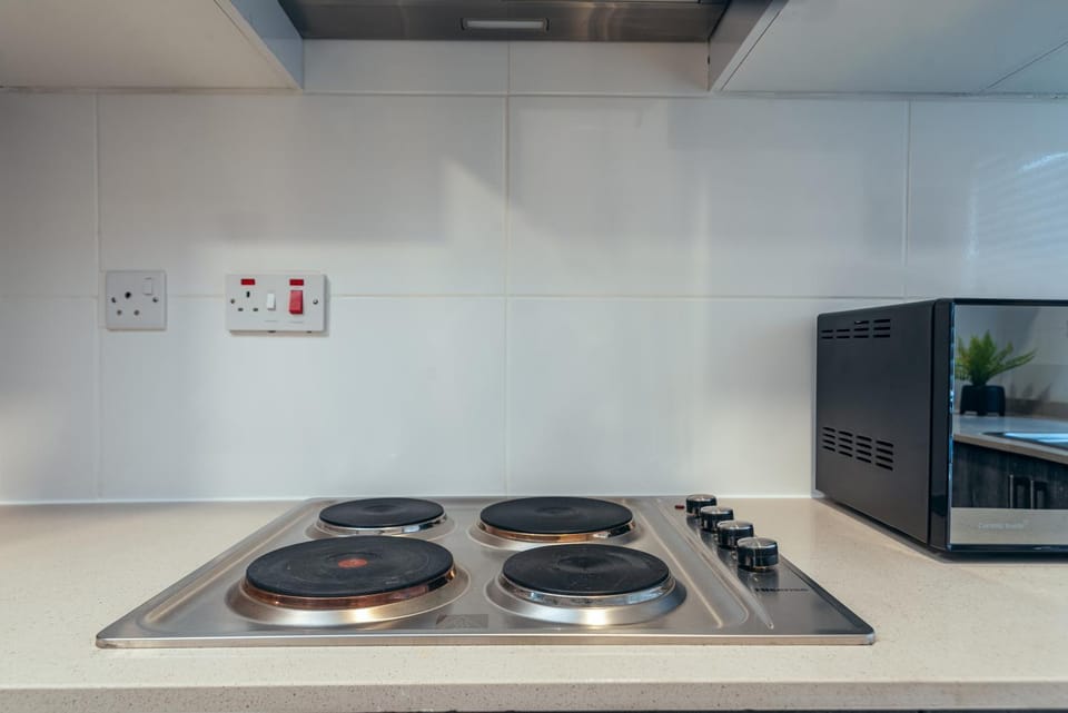 Kitchen or kitchenette, minibar, stove