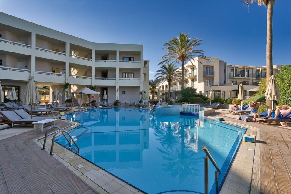 Property building, Day, Pool view, Swimming pool, sunbed