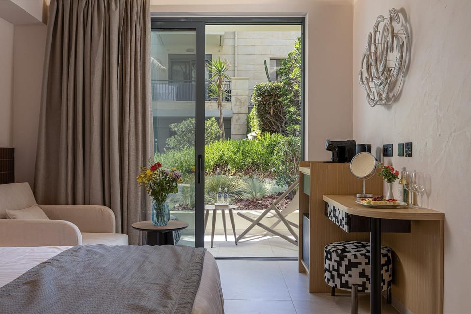 Living room, Garden view