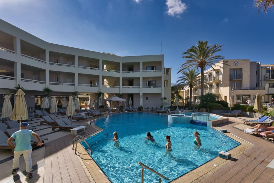 Property building, Day, Pool view, Swimming pool, group of guests