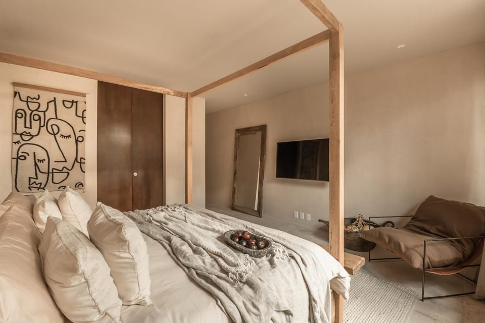 Bed, TV and multimedia, Bedroom
