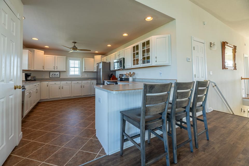 Sunrise to Sunset - S Nags Head MP 19.5, 140 Yds to Beach, Pool, Rec Room, Elevator, Pets OK, Flex Stays House in Nags Head