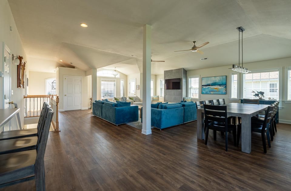 Sunrise to Sunset - S Nags Head MP 19.5, 140 Yds to Beach, Pool, Rec Room, Elevator, Pets OK, Flex Stays House in Nags Head