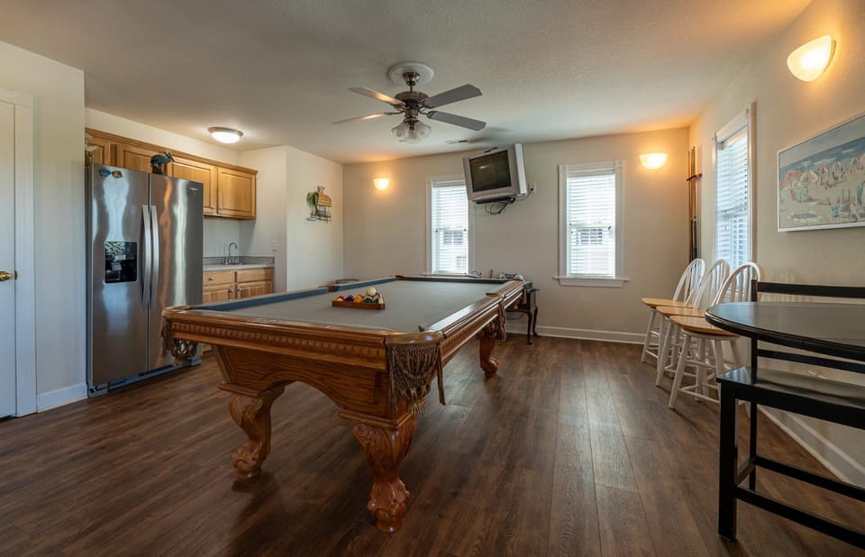 Sunrise to Sunset - S Nags Head MP 19.5, 140 Yds to Beach, Pool, Rec Room, Elevator, Pets OK, Flex Stays House in Nags Head