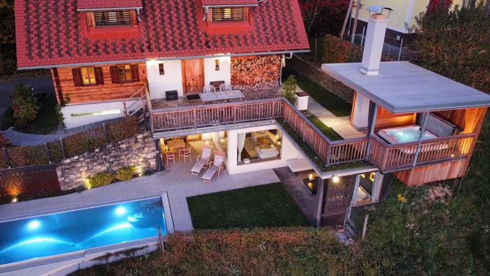 Property building, Hot Tub, Swimming pool