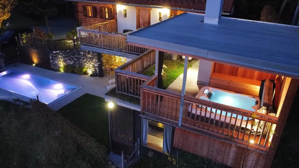 Property building, Hot Tub, Swimming pool