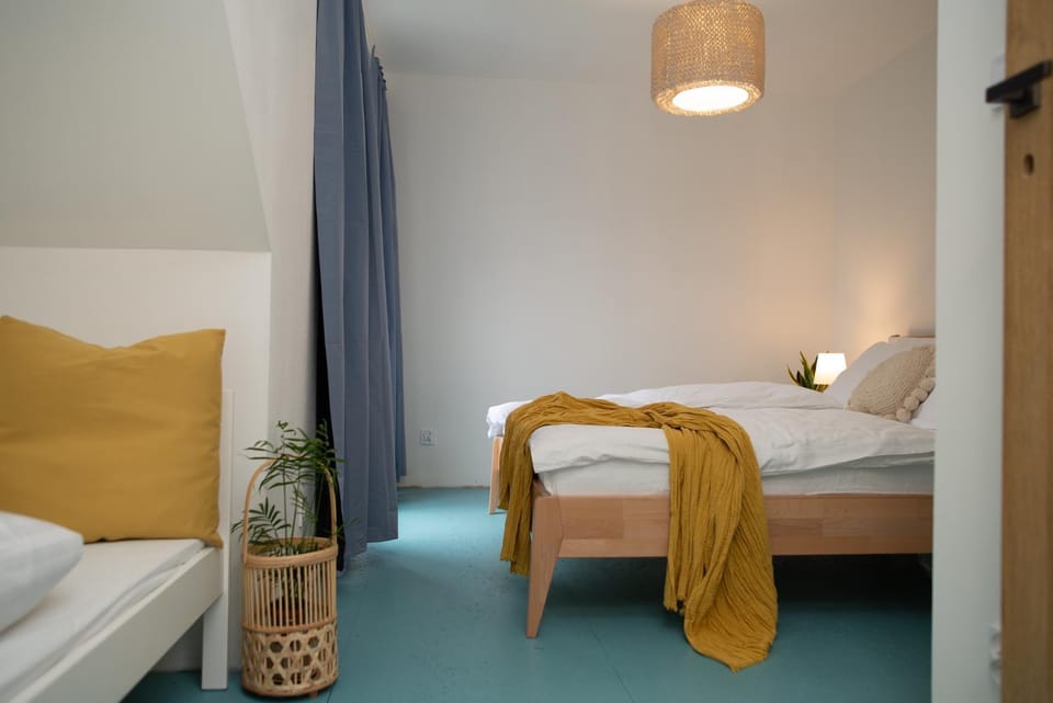 Photo of the whole room, Bedroom, cot