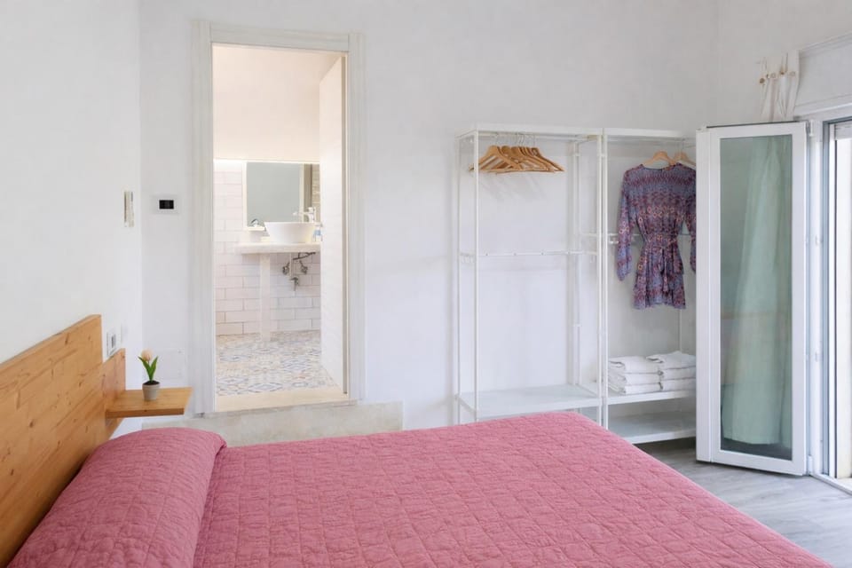 Shower, Bed, Bathroom, Photo of the whole room, Bedroom, towels