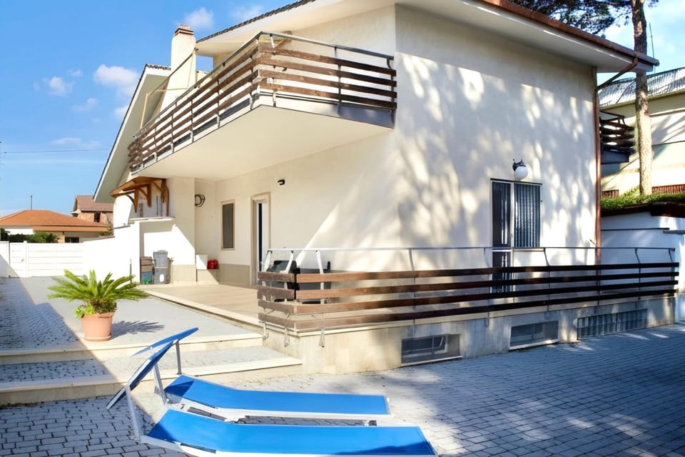 Property building, Patio, Day, BBQ facilities, BBQ facilities, View (from property/room), Balcony/Terrace, Parking, sunbed