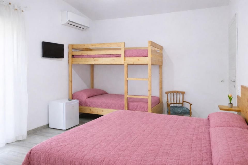 Bed, TV and multimedia, Photo of the whole room, Bedroom, bunk bed, air conditioner
