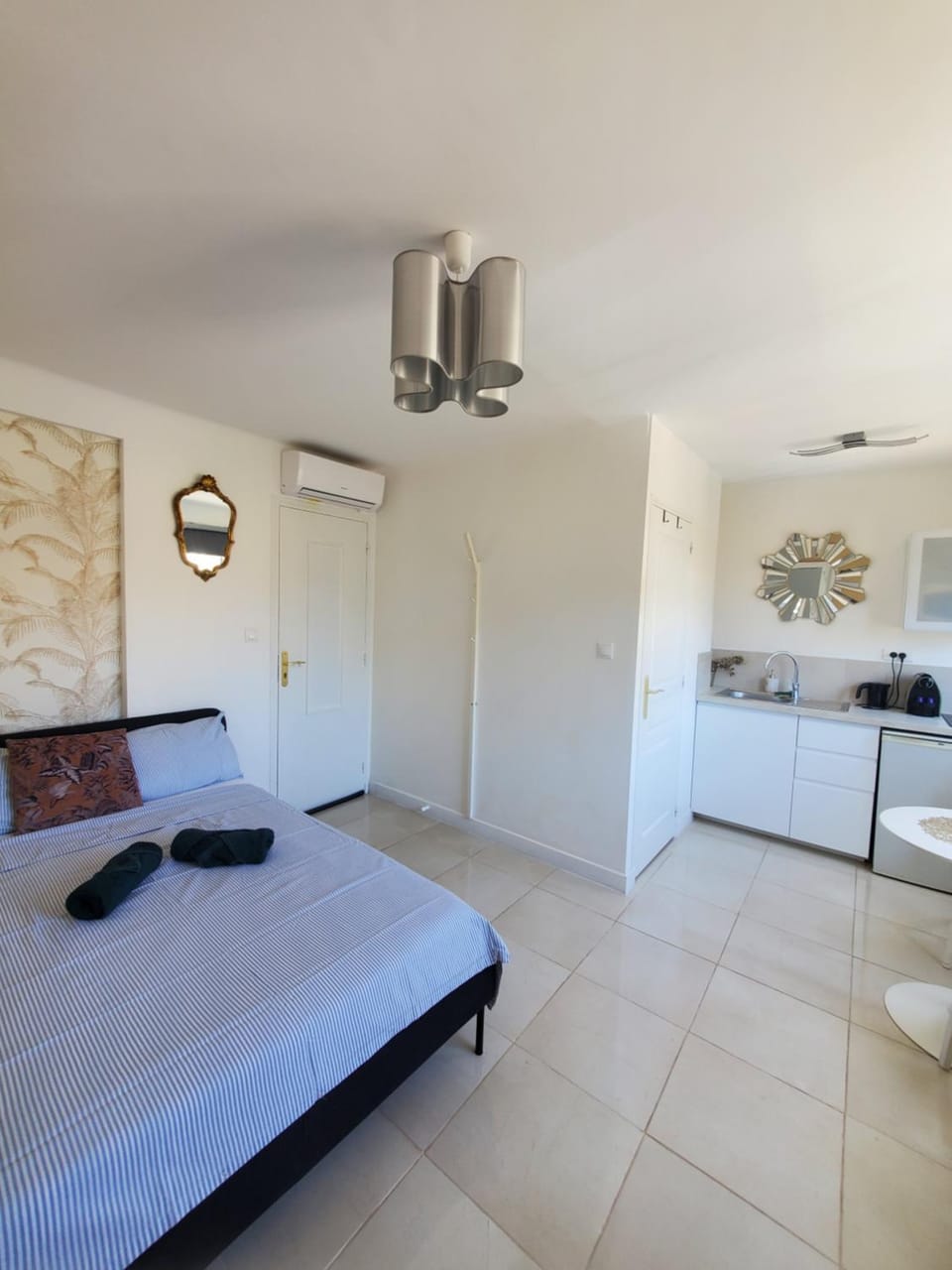 Cannes Centre Studio Lumineux et Chic, à 9 Min à Pied du Palais des Festivals et des Plages, Clim Apartment in Cannes