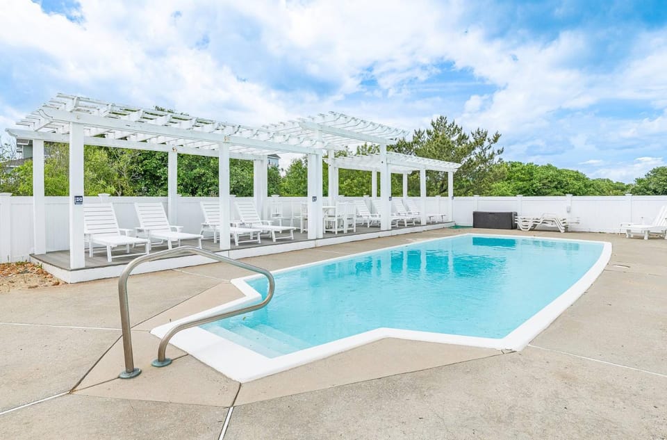 Summer Dream - Corolla, Whalehead, 300 Yds to Beach, Ocean View, Foosball, Pool, Hot Tub, Pets OK House in Corolla