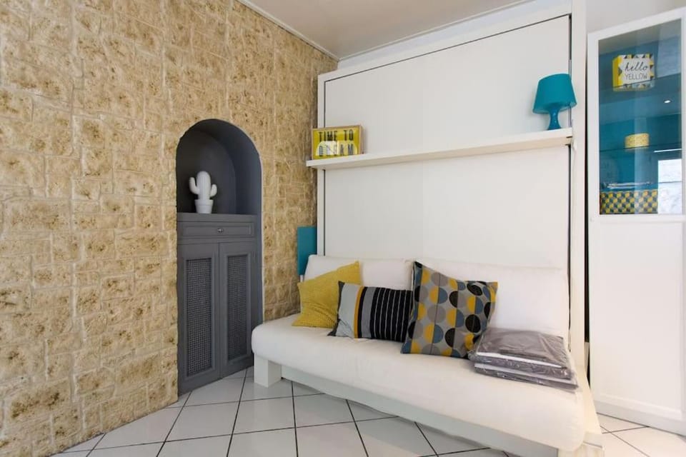 Bed, Living room