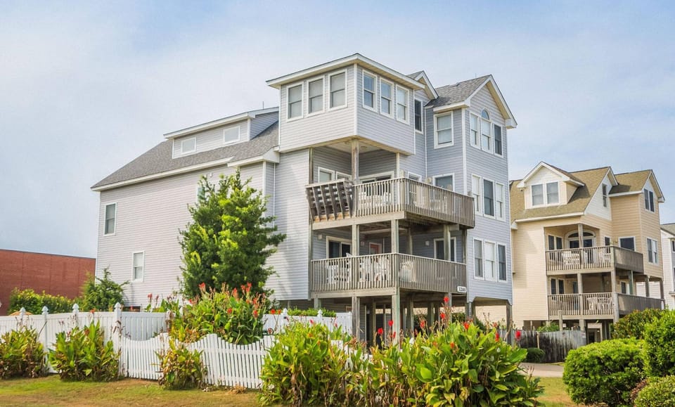 Blue Angel - KDH MP 7, 30 Yds to Beach Access, Ocean View, Pool, Hot Tub, Pets OK, Flex Stays House in Kill Devil Hills