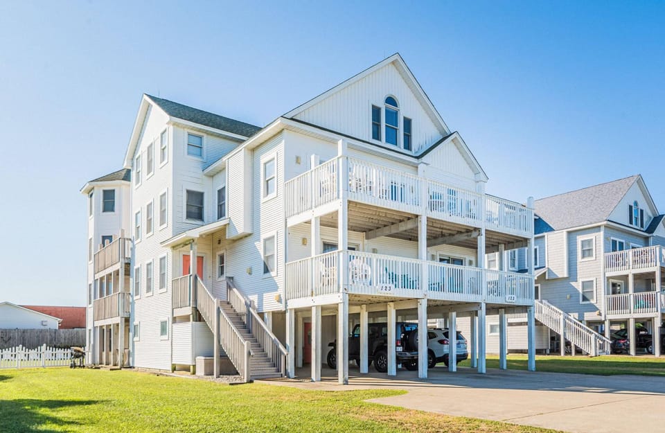 Glad Tidings - KDH MP 7.5, 320 Yds to Beach, Elevator, Indoor Pool, Hot Tub, Pets OK, Flex Stays House in Kill Devil Hills