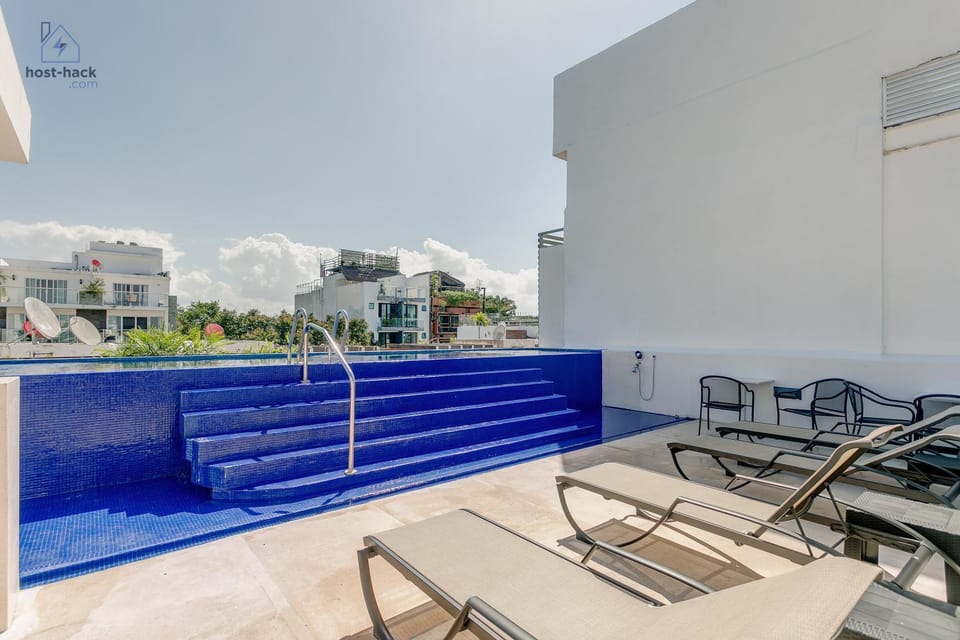 Swimming pool, sunbed