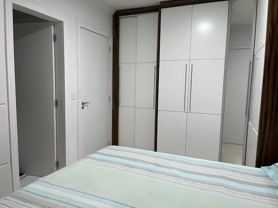 Bedroom, microwave