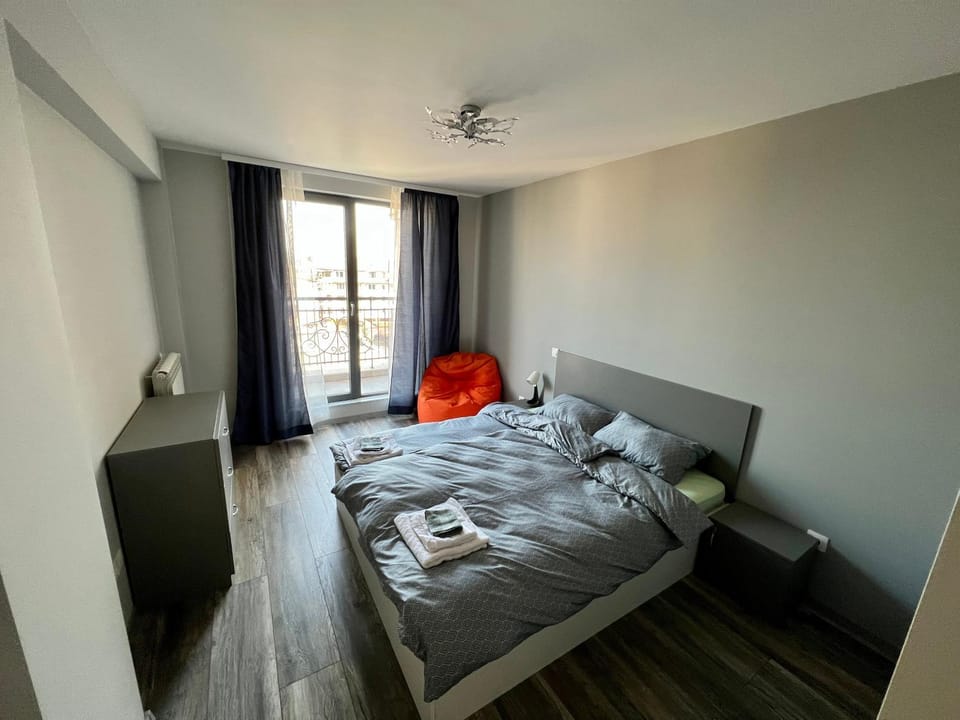 Bed, View (from property/room), Photo of the whole room, Decorative detail, Decorative detail, Bedroom, internet, towels, wardrobe