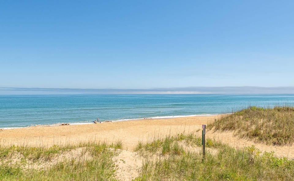 The Sweet Spot - KDH MP 7.5, Oceanfront, Ocean View, Pool, Hot Tub, Pets OK, Flex Stays House in Kill Devil Hills