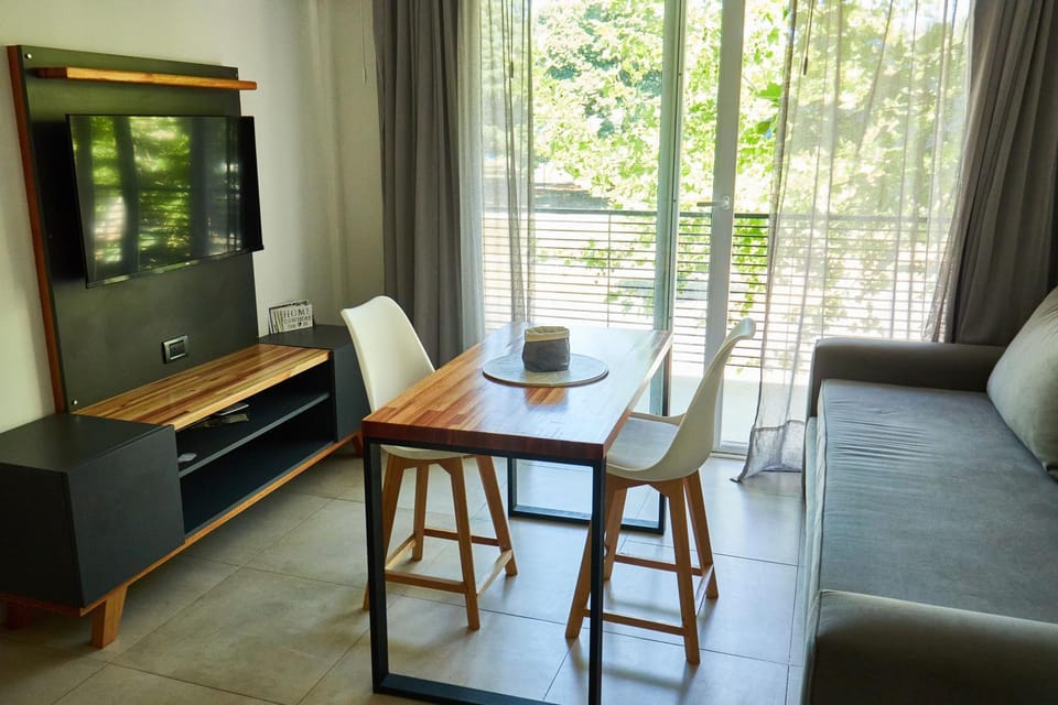 TV and multimedia, Living room, Seating area, Dining area