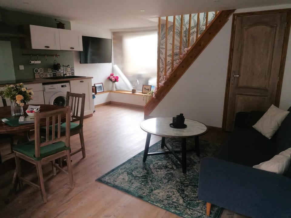 TV and multimedia, Kitchen or kitchenette, Living room, Seating area, Dining area, stove