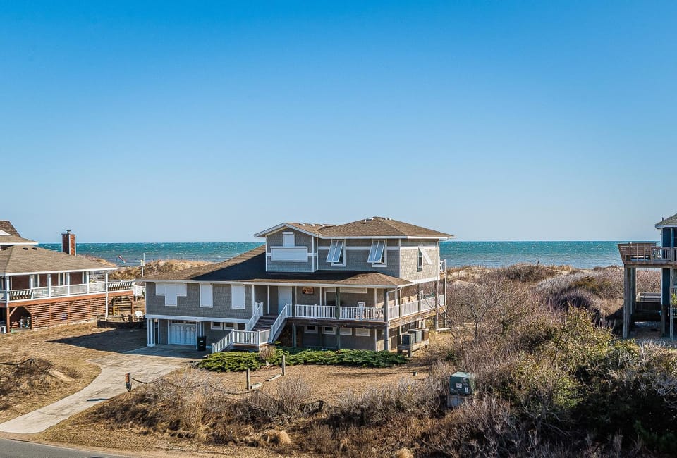 Beach Hive - Corolla, Whalehead, 75 Yds to Beach, Ocean View, Pool, Cabana, Hot Tub, Arcade House in Corolla