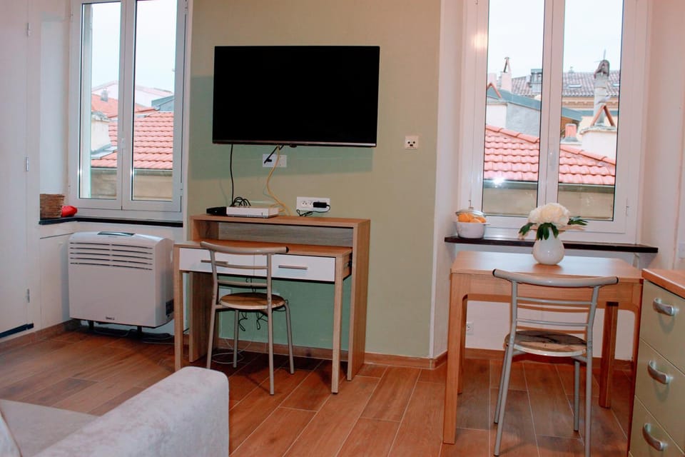 TV and multimedia, Living room, Seating area, Dining area, locker, air conditioner