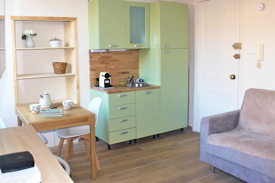 Dining area, minibar, stove