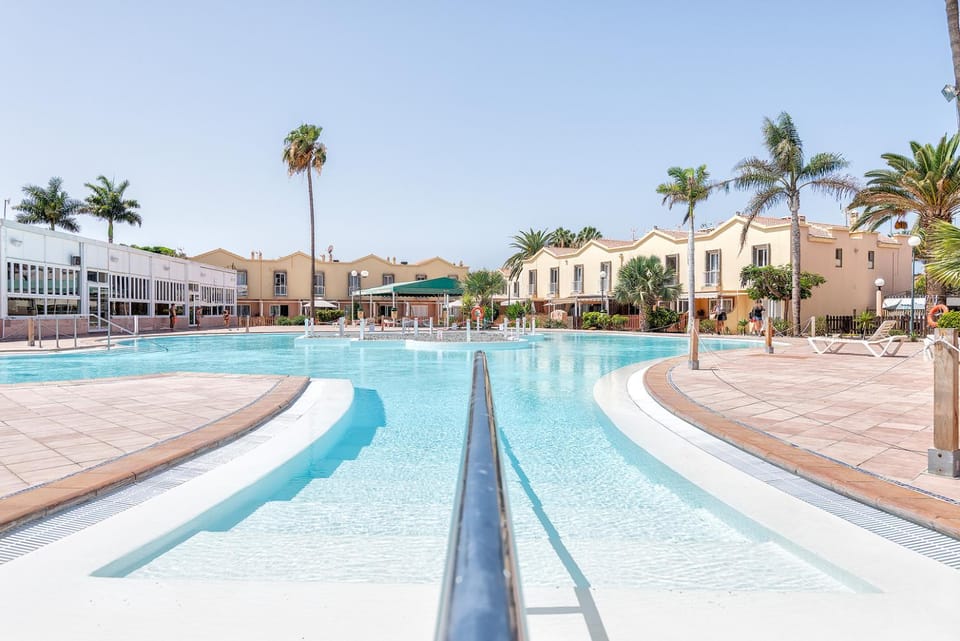 Property building, Day, Pool view, Swimming pool