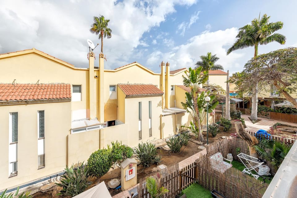 Property building, Day, Neighbourhood, Garden, Garden view, Location