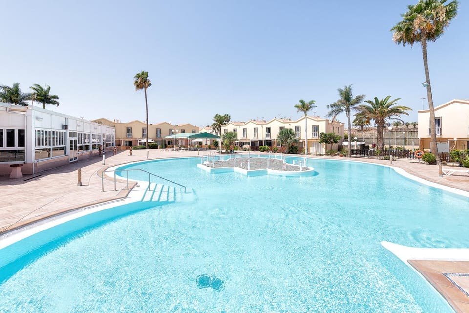 Property building, Day, Pool view, Swimming pool
