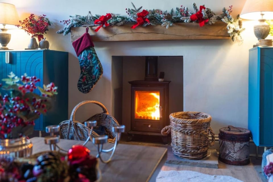 Little Apple Cottage- Free Parking, Hot tub, Fire, Town Centre House in Moot Hall