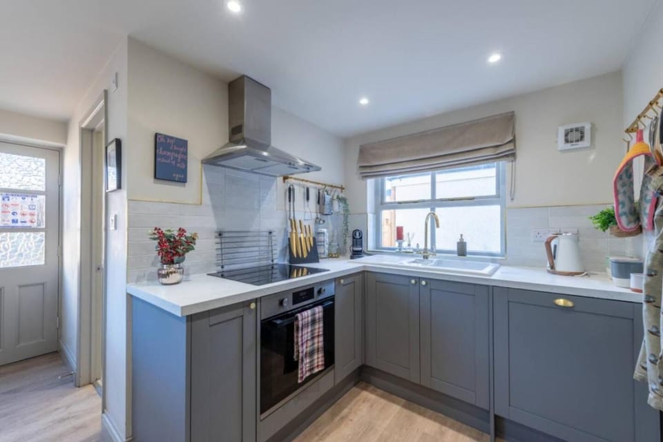 Little Apple Cottage- Free Parking, Hot tub, Fire, Town Centre House in Moot Hall
