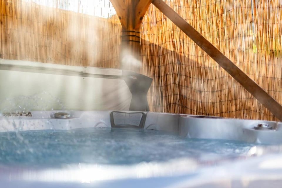 Little Apple Cottage- Free Parking, Hot tub, Fire, Town Centre House in Moot Hall