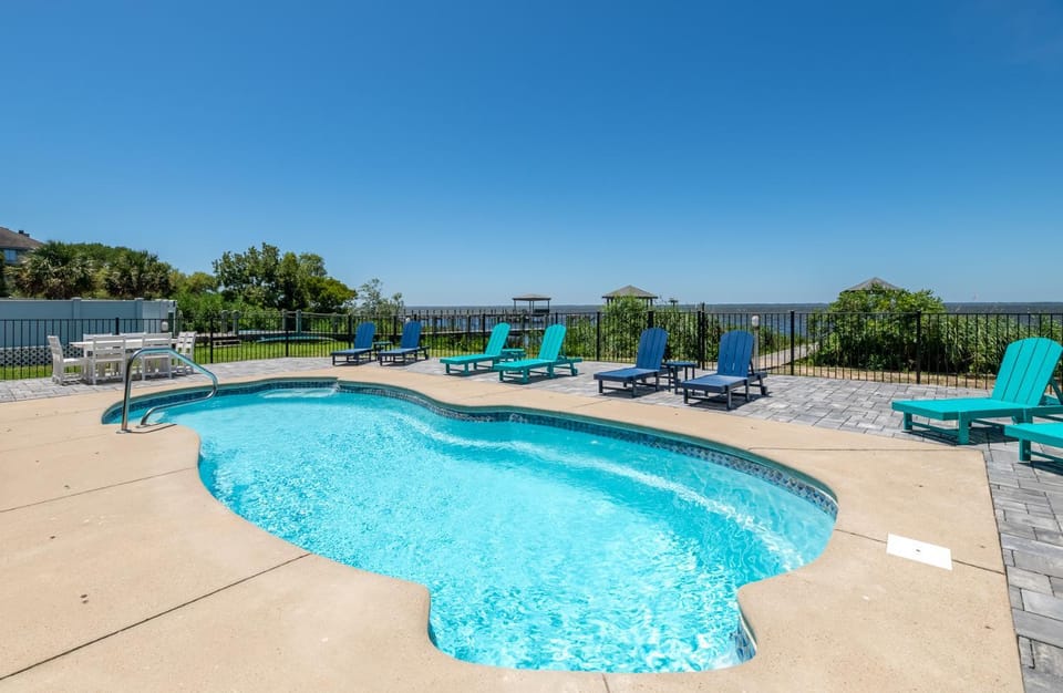 Exhibit Sea - Duck, Soundfront, 495 Yds to Beach, Sunsets, Pier, Pool, Hot Tub, Pets OK, Flex Stays House in Port Trinitie