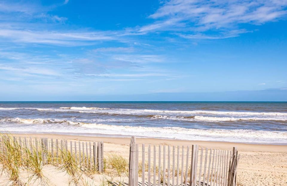 Exhibit Sea - Duck, Soundfront, 495 Yds to Beach, Sunsets, Pier, Pool, Hot Tub, Pets OK, Flex Stays House in Port Trinitie