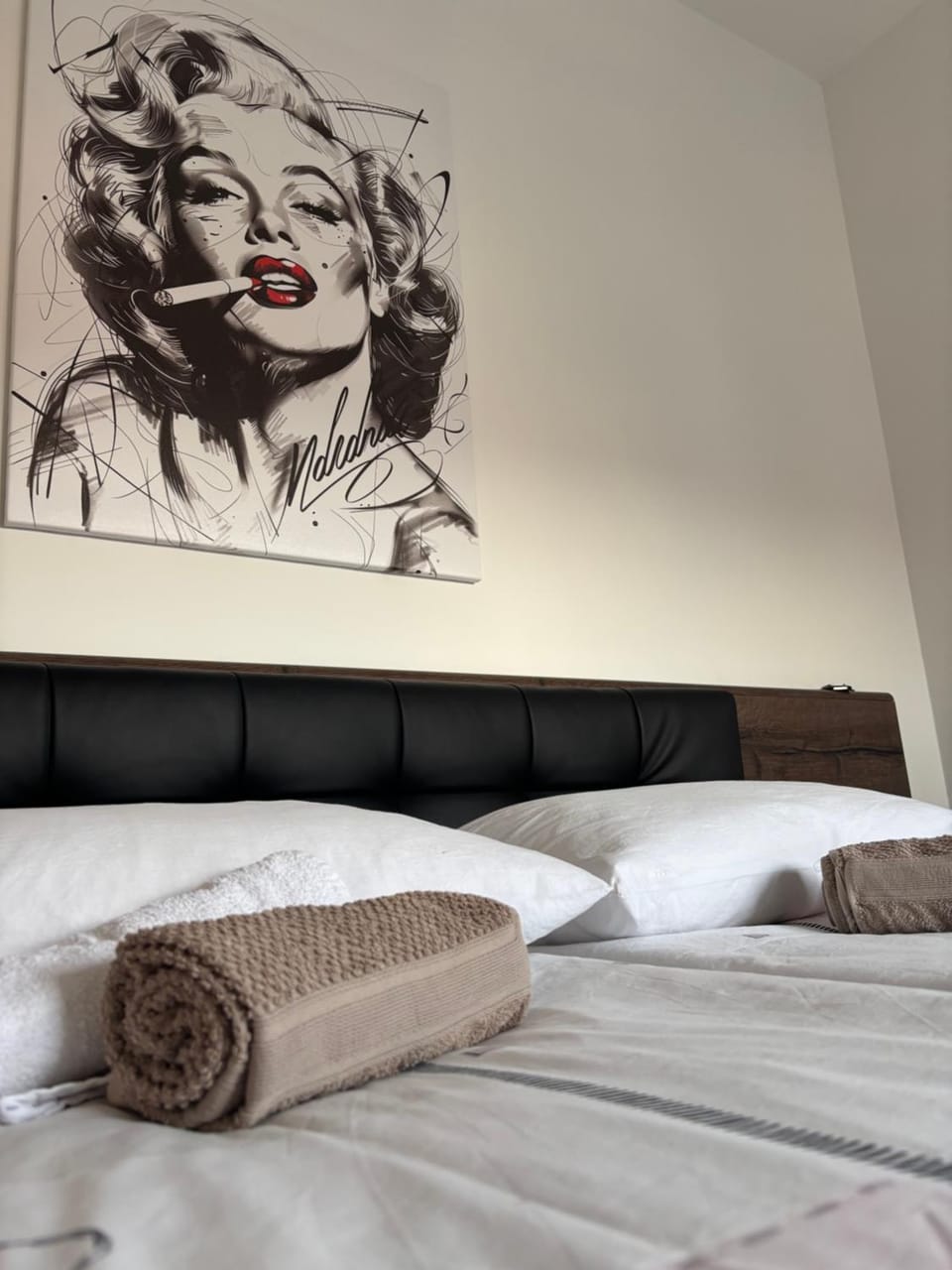 Bed, Bedroom, towels