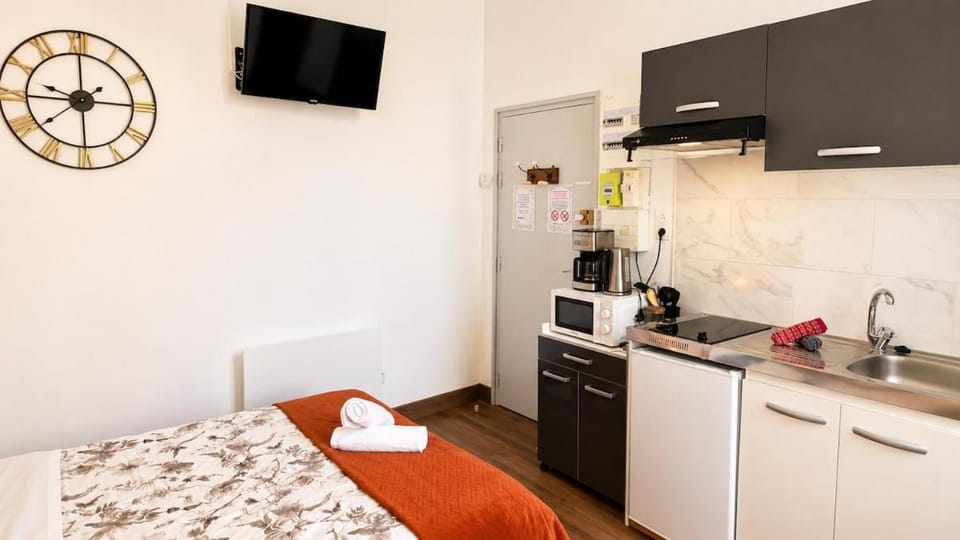 Bed, TV and multimedia, Kitchen or kitchenette, Photo of the whole room
